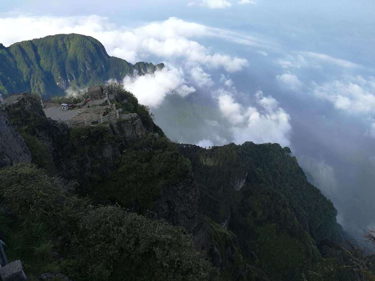 去峨眉山旅游要带什么呢？爱客纯玩祝您旅途愉快